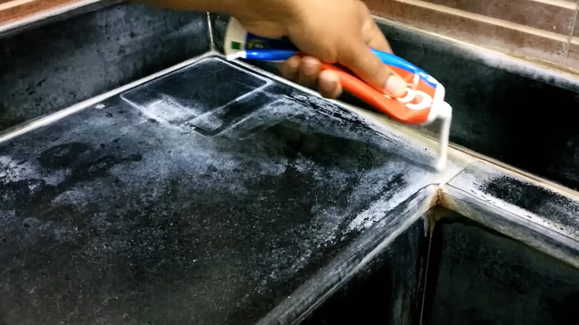 Toothpaste remove salt stains